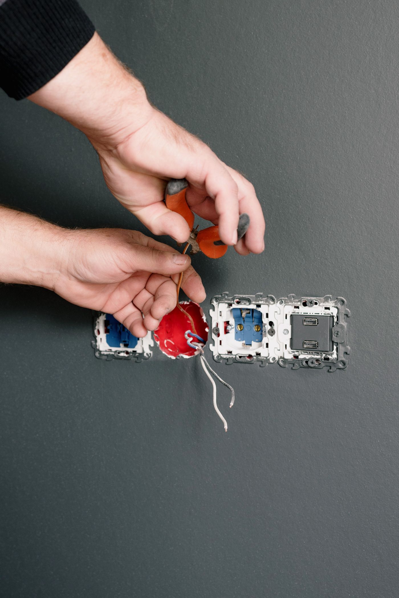Artisan électricien intervenant sur un tableau électrique