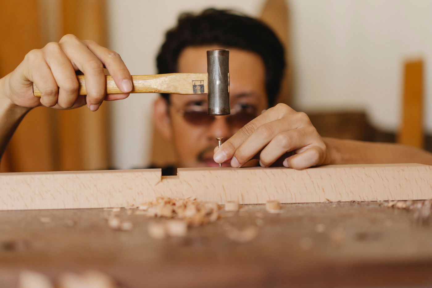 Artisan menuisier travaillant le bois en atelier